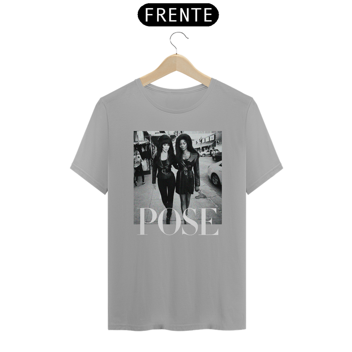 Nome do produto: Camiseta Estonada Pose - Cher & Naomi Campbell
