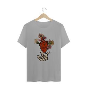 Camiseta Masculina Coração & Flores 