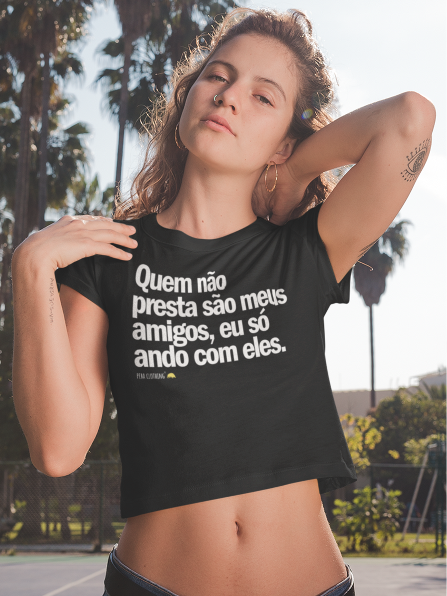 Nome do produto: CROPPED - QUEM NÃO PRESTA SÃO MEUS AMIGOS