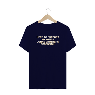 Nome do produtoCAMISA PLUS - HERE TO SUPPORT MY WIFE'S JB OBSESSION | JONAS BROTHERS