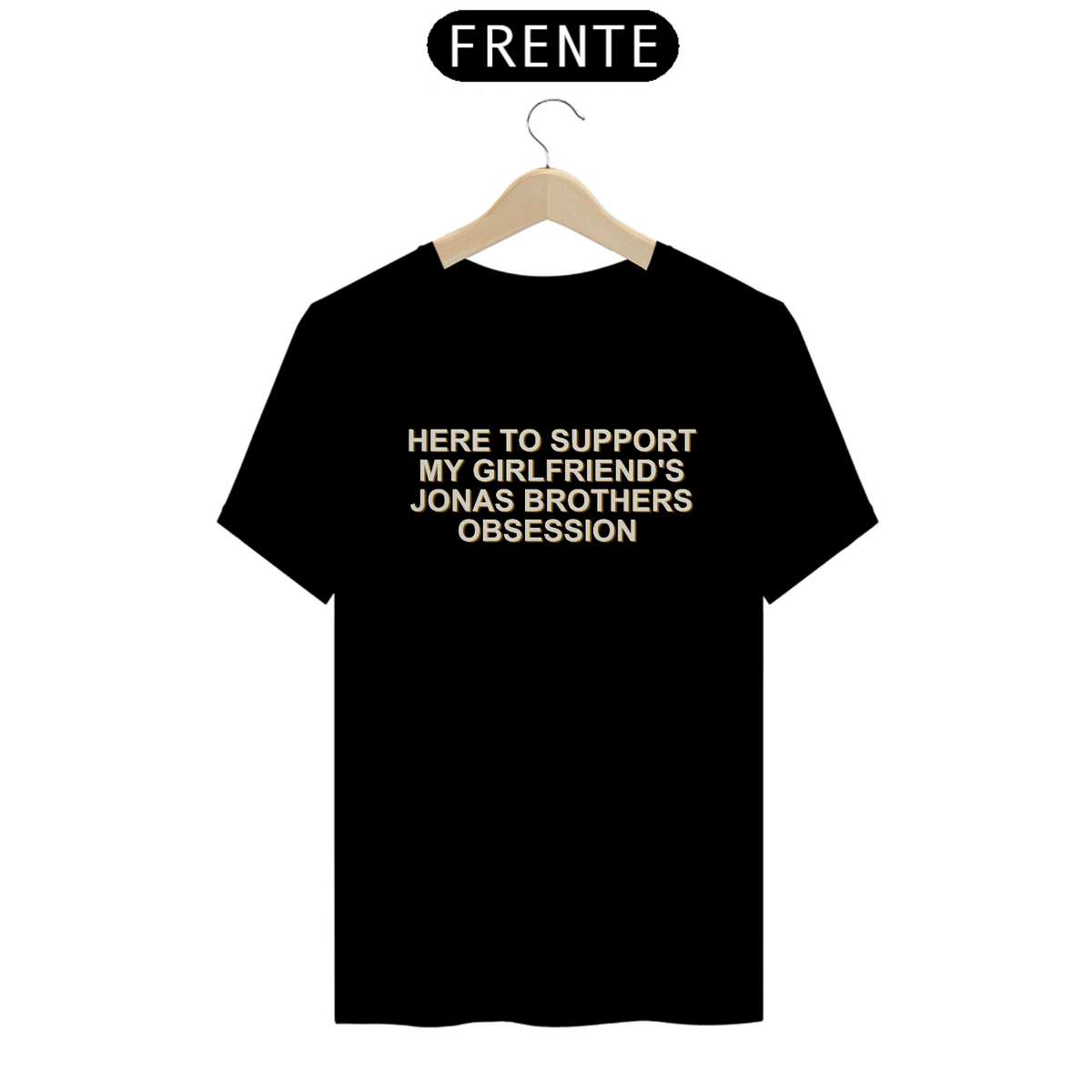 Nome do produto: CAMISA - HERE TO SUPPORT MY GIRLFRIEND\'S JB OBSESSION | JONAS BROTHERS