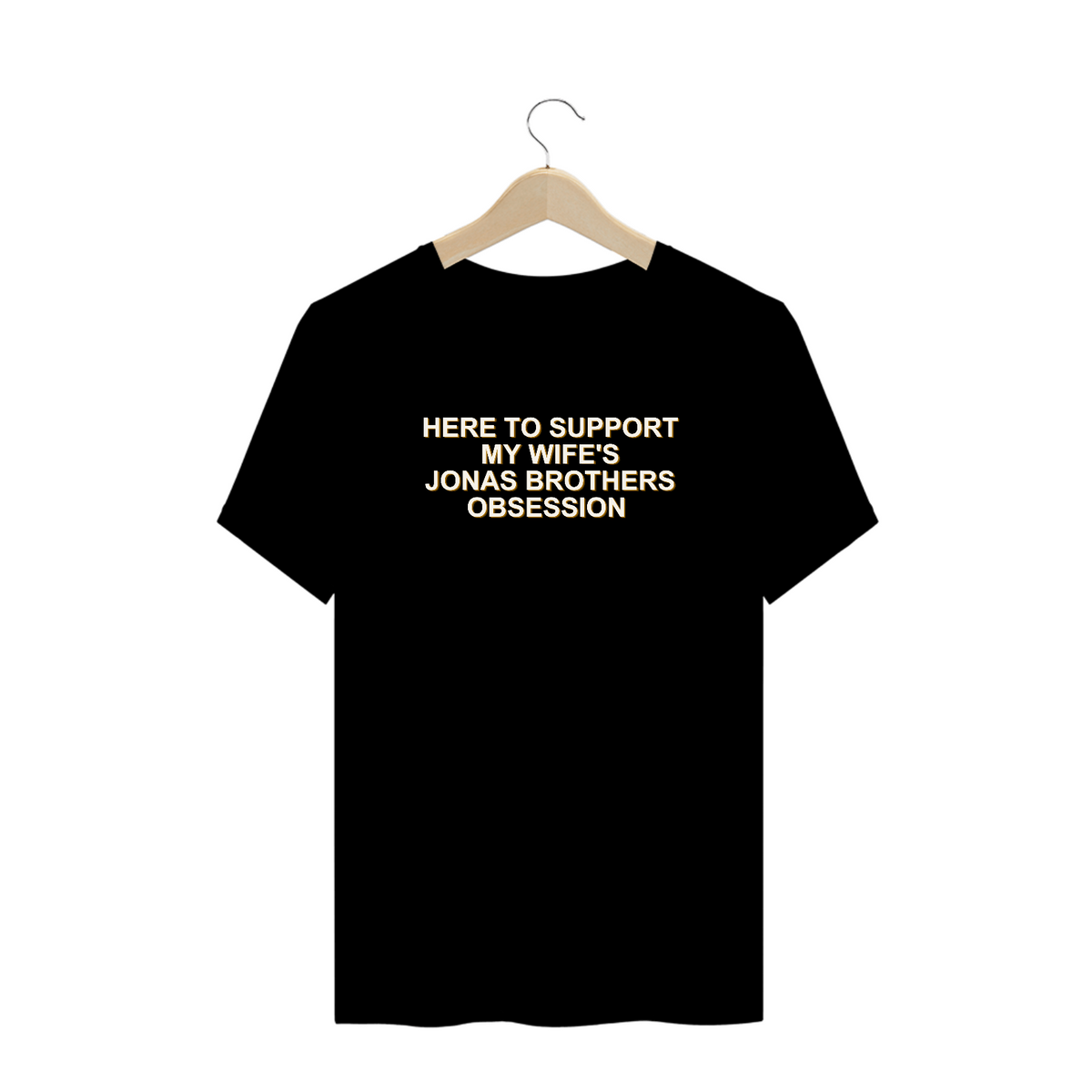 Nome do produto: CAMISA PLUS - HERE TO SUPPORT MY WIFE\'S JB OBSESSION | JONAS BROTHERS