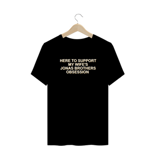 Nome do produtoCAMISA PLUS - HERE TO SUPPORT MY WIFE'S JB OBSESSION | JONAS BROTHERS