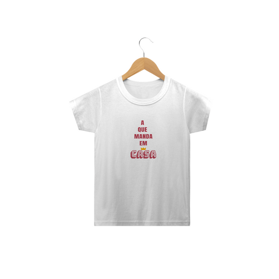 Camiseta Classic Infantil Feminina Estampa Frase A que Manda em Casa