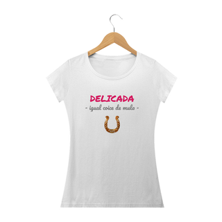 Camiseta Baby Long Quality Estampa Frase - DELICADA igual coice de mula