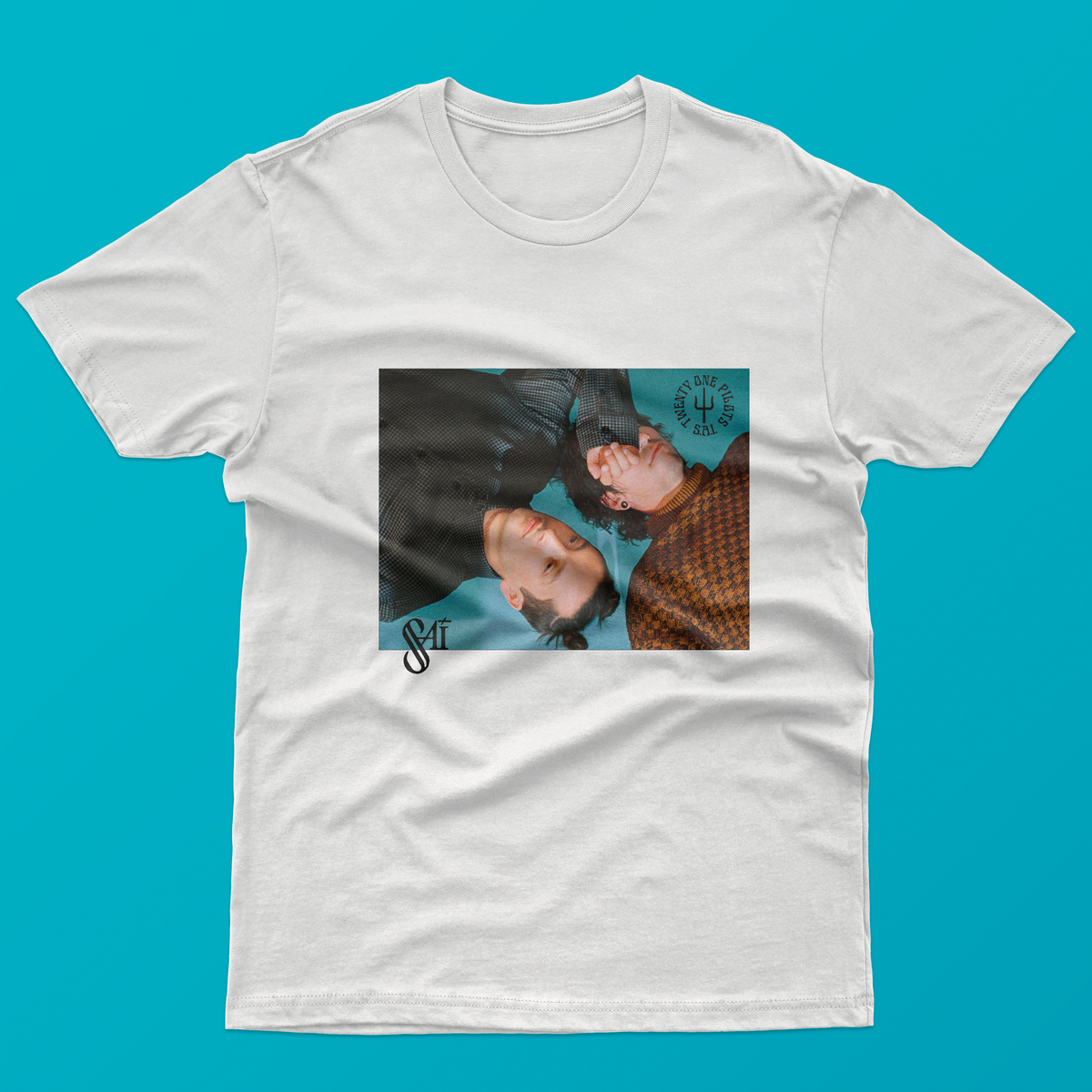 Nome do produto: Camiseta Tyler & Josh SAI logo (branca) - Twenty one pilots