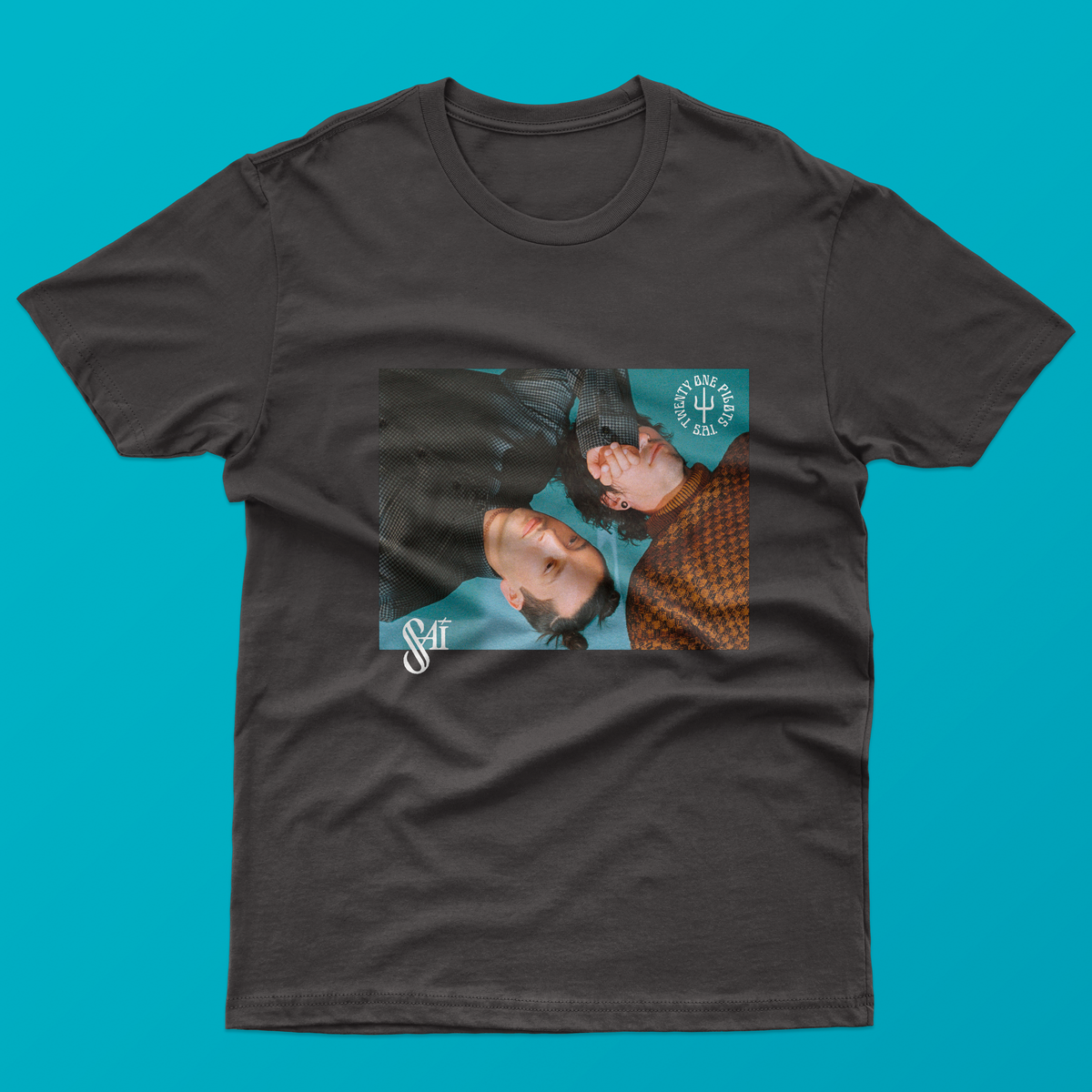 Nome do produto: Camiseta Tyler & Josh SAI logo - Twenty one pilots