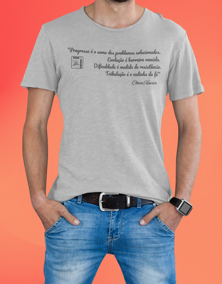 Nome do produto: Camiseta Progresso é a soma dos problemas solucionados. Evolução é barreira vencida. Dificuldade é medida de resistência. Tribulação é o cadinho da fé