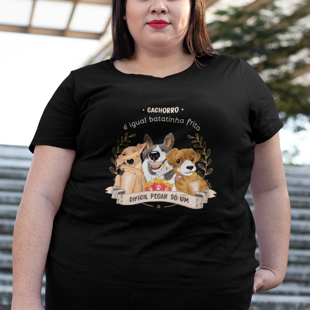 Nome do produto: Camiseta Plus Size Cachorro é Igual Fritas Preta