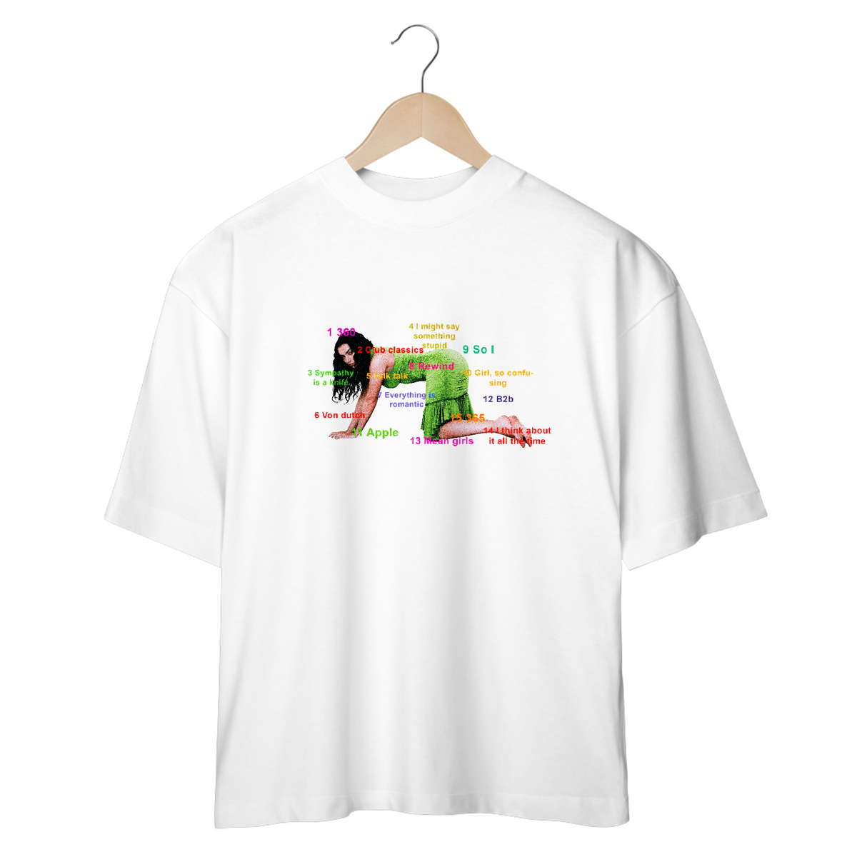 Nome do produto: CAMISETA OVERSIZED CHARLI XCX TRACKLIST