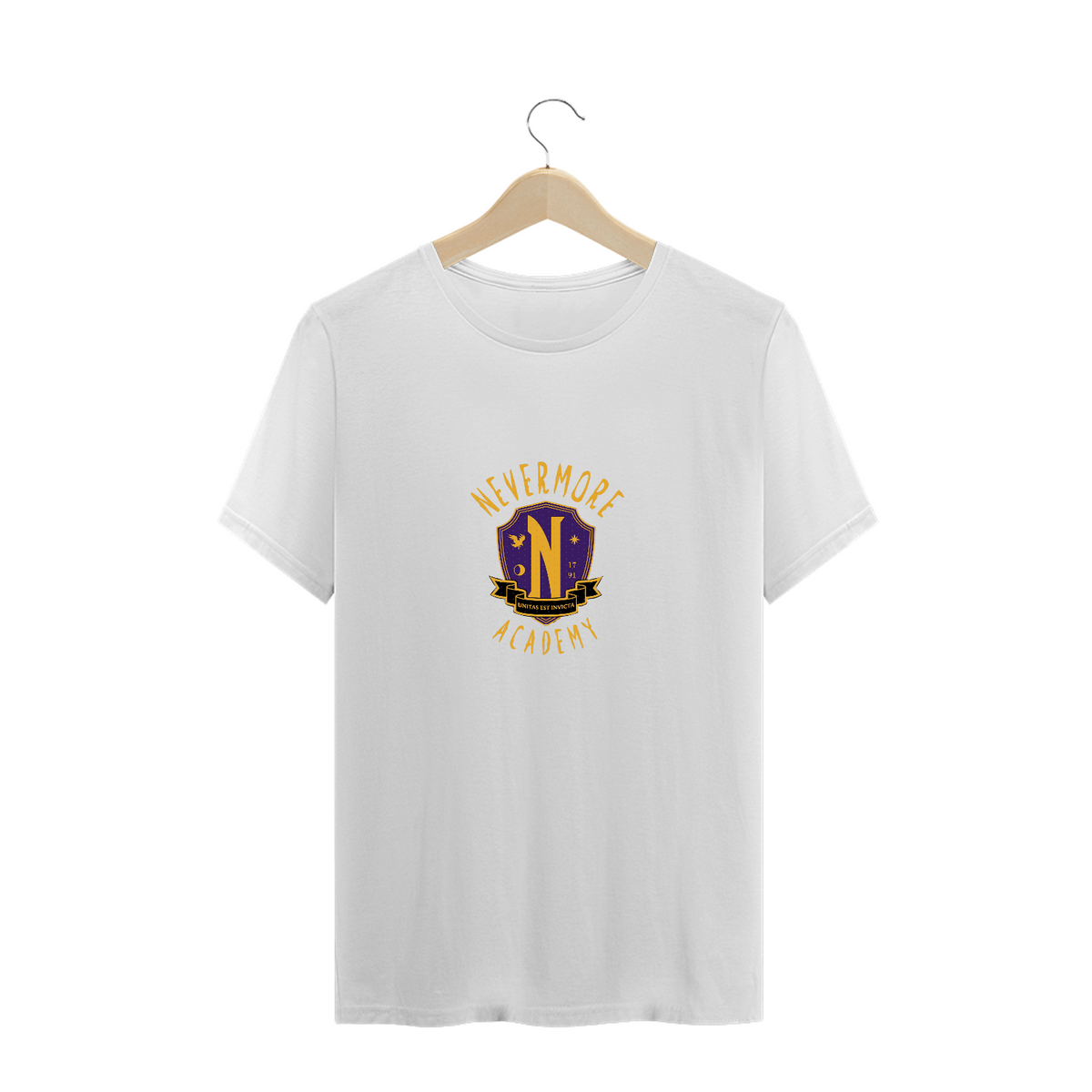 Nome do produto: Camiseta Wandinha | Plus Size | Nevermore Academy Logo