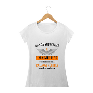 Nome do produtoNunca subestime uma mulher -- Premium Baby Look Branca