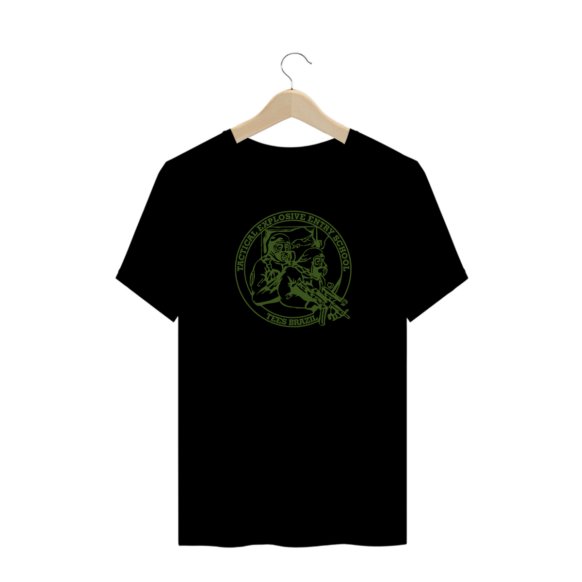 Nome do produto: Camiseta TEES logo frontal PLUS SIZE (verde oliva)