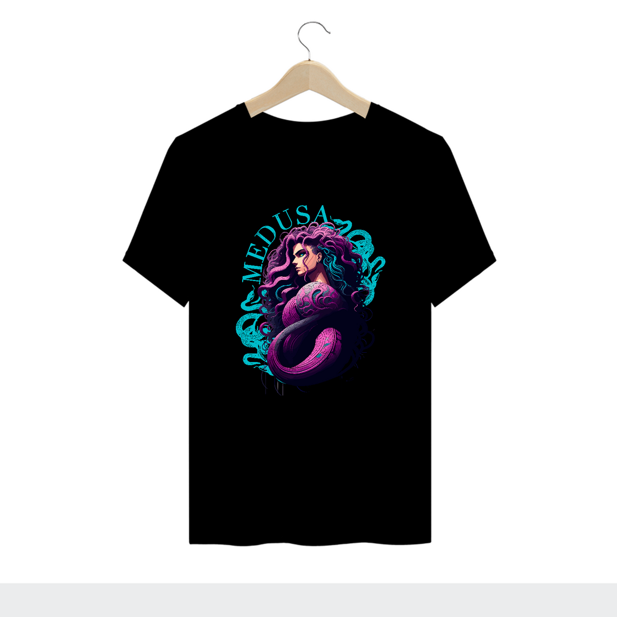 Nome do produto: Camiseta Plus Size - Serpentine Elegance The Determined and Enchanting Gaze of Medusa