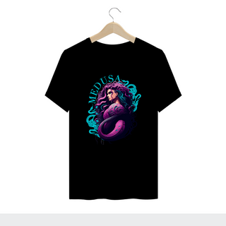 Camiseta Plus Size - Serpentine Elegance The Determined and Enchanting Gaze of Medusa