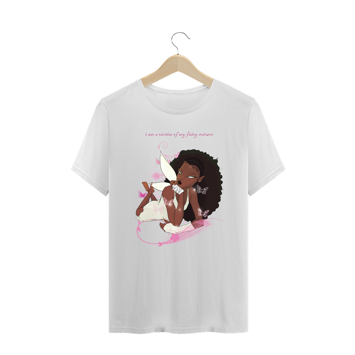 Nome do produto: Camiseta Plus Size \'VÍTIMA DA MINHA ANTUREZA FADA (versão fada rosa)\'