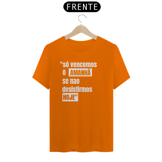 camisa laranja com frase motivacional