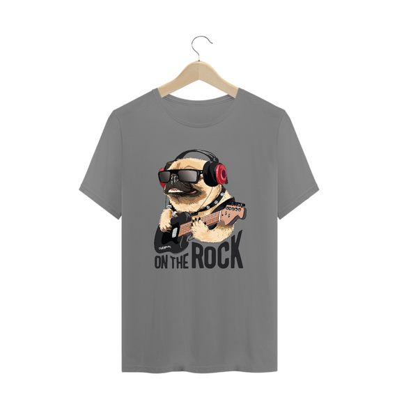 Camiseta Plus Size Pug On The Rock