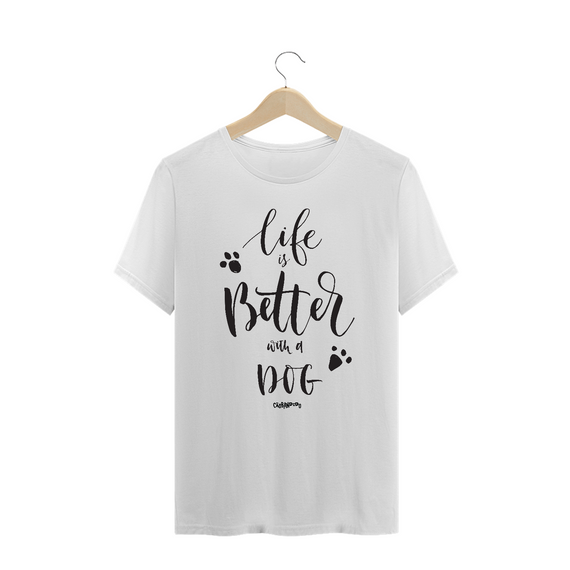 Camiseta Plus Size Life is Better With a Dog