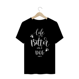 Camiseta Plus Size Life is Better With a Dog