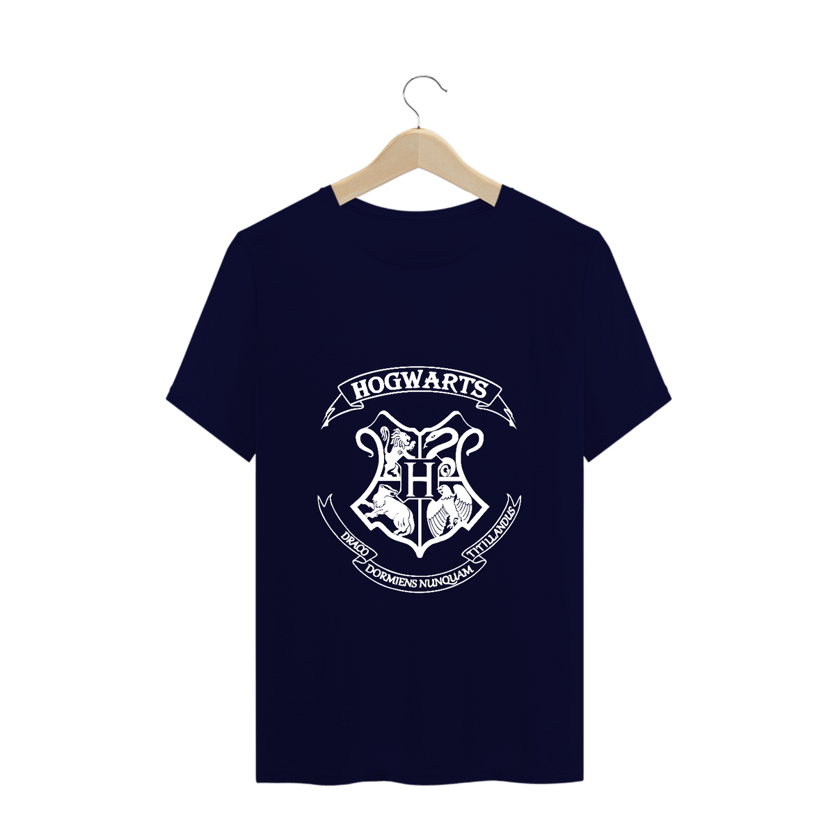 Nome do produto: T-Shirt Plus Size -  Draco Dormiens Nunquam Titillandus