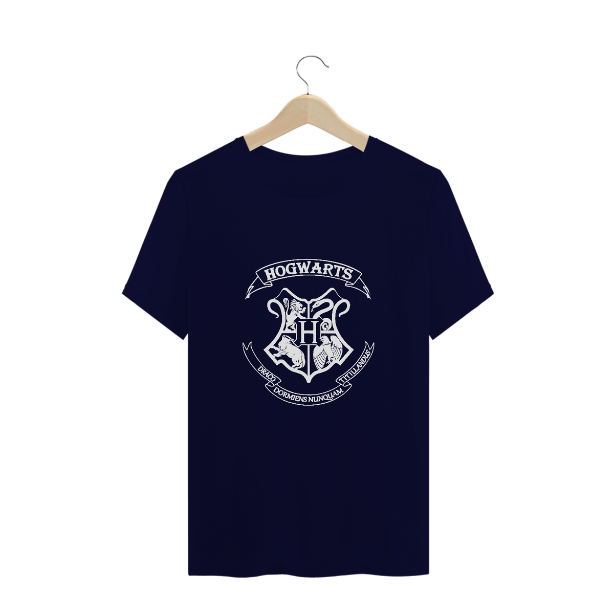 Nome do produto: T-Shirt Plus Size - Draco Dormiens Nunquam Titillandus