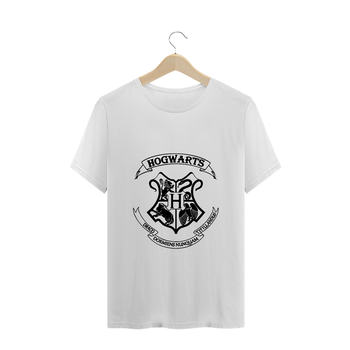 Nome do produto: T-Shirt Plus Size -  Draco Dormiens Nunquam Titillandus