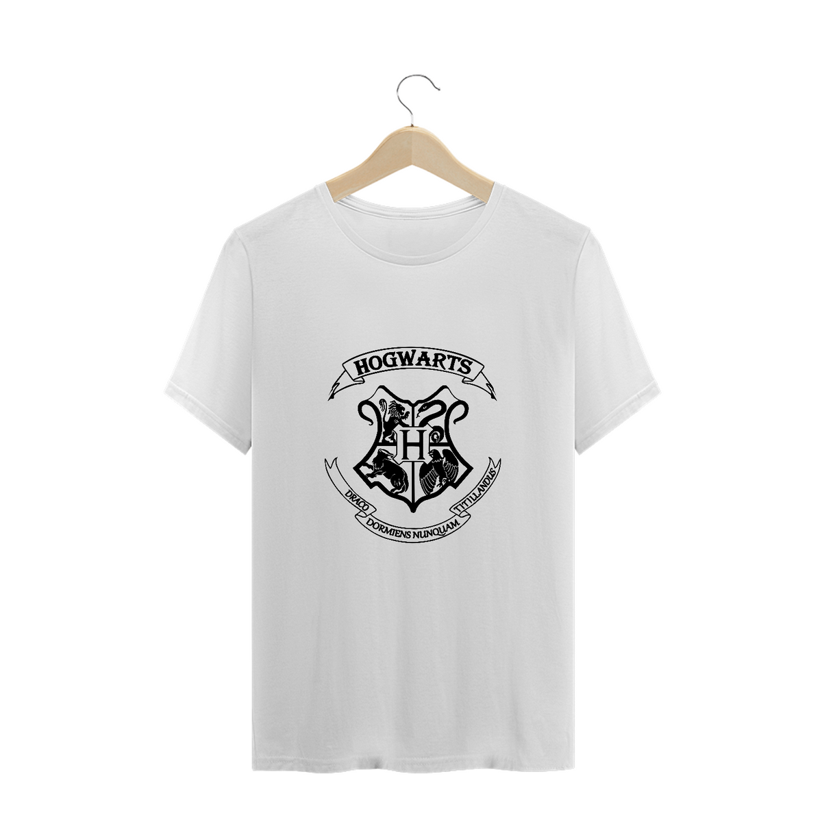 Nome do produto: T-Shirt Plus Size - Draco Dormiens Nunquam Titillandus