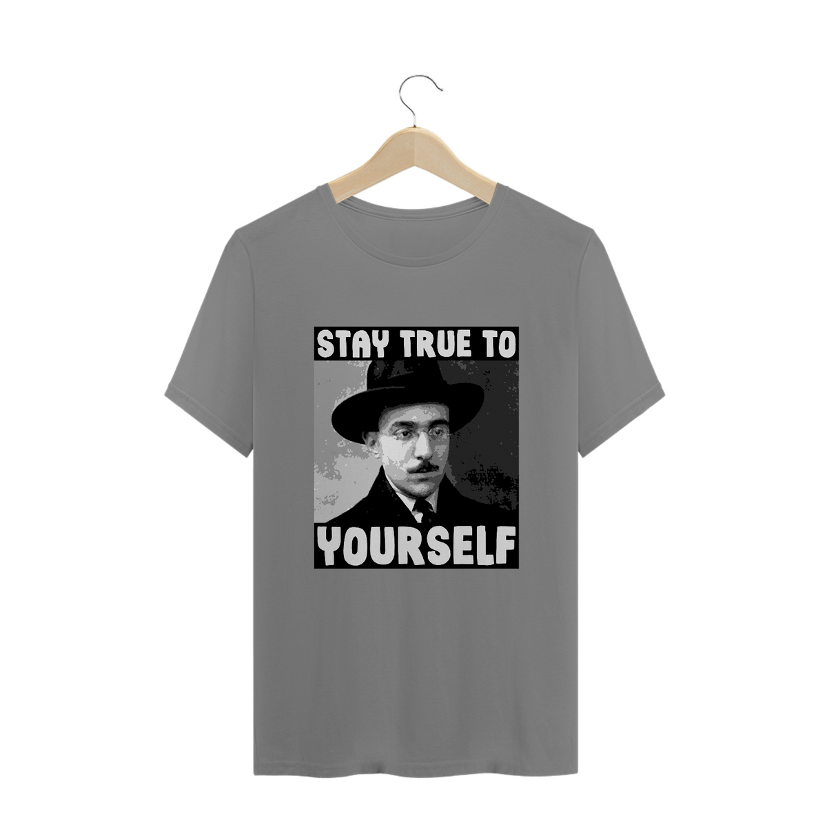 Nome do produto: Stay True To Yourself (Fernando Pessoa) - T-Shirt Plus Size