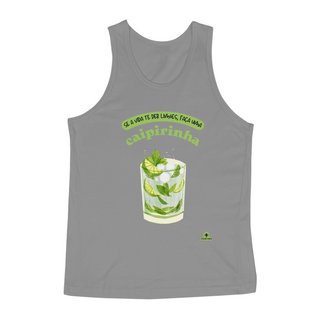 Camiseta de barman regata com estampa do tradicional drink brasileiro e a frase “se a vida te der limões faça uma caipirinha.