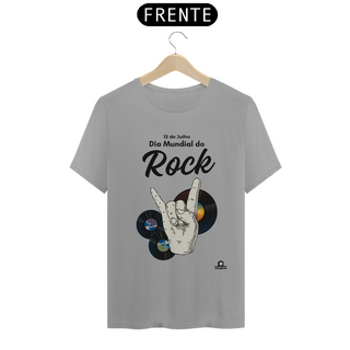 Nome do produtoCamiseta retrô com disco de vinil e mão fazendo chifre celebrando o dia mundial do rock.