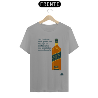 Nome do produtoCamiseta  com estampa de Garrafa de Whisky e frase melancólica 