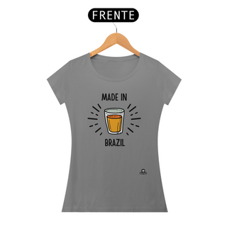 Nome do produtoA combinação perfeita: camiseta 'Made in Brazil' com estampa de copo americano, um verdadeiro símbolo da cultura brasileira!