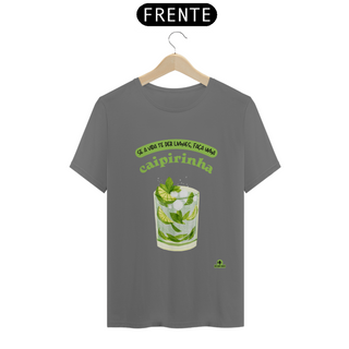 Camiseta de barman com estampa do tradicional drink brasileiro e a frase “se a vida te der limões faça uma caipirinha.