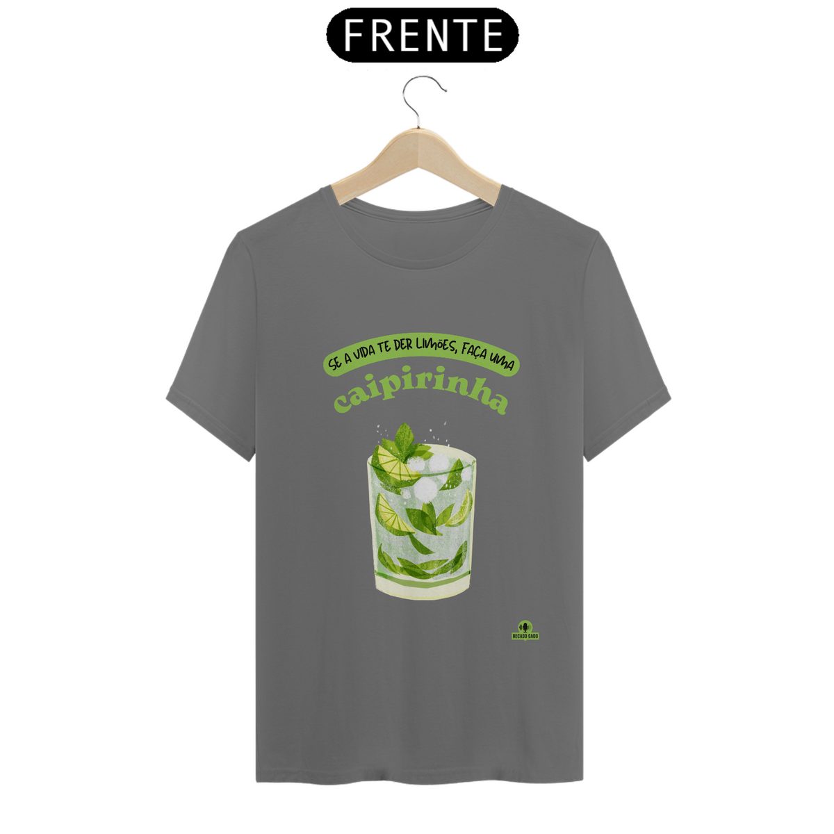 Nome do produto: Camiseta de barman com estampa do tradicional drink brasileiro e a frase “se a vida te der limões faça uma caipirinha.