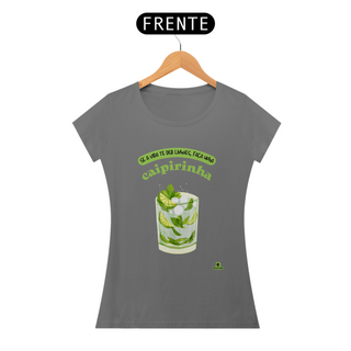 Camiseta de barman feminina com estampa do tradicional drink brasileiro e a frase “se a vida te der limões faça uma caipirinha.