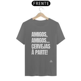 Camiseta estonada engraçada com frase “amigos, amigos, cervejas à parte”