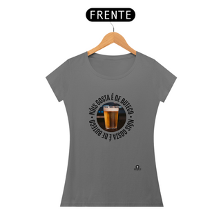 Camiseta feminina estonada “Nóis Gosta É de Boteco” com imagem de um Copo americano de Cerveja.
