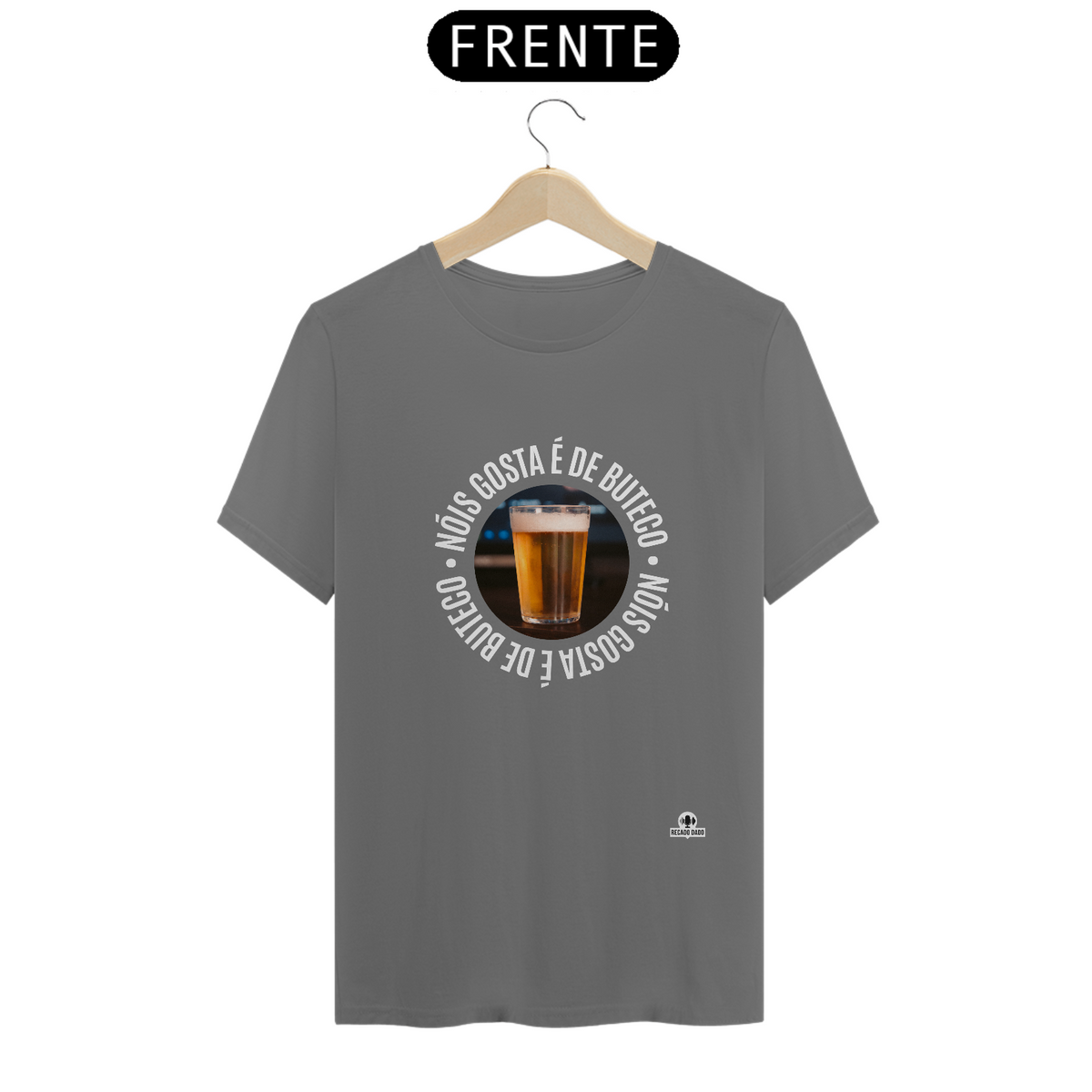 Nome do produto: Camiseta estonada “Nóis Gosta É de Boteco” com imagem de um Copo americano de Cerveja.