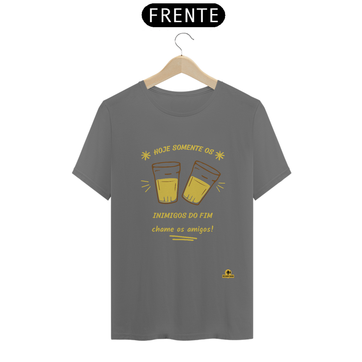 Nome do produto: Camiseta estonada “Hoje somente os Inimigos do Fim, chame os amigos”, com imagem de copos americanos brindando.