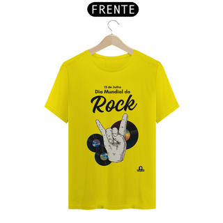 Nome do produtoCamiseta retrô com disco de vinil e mão fazendo chifre celebrando o dia mundial do rock.