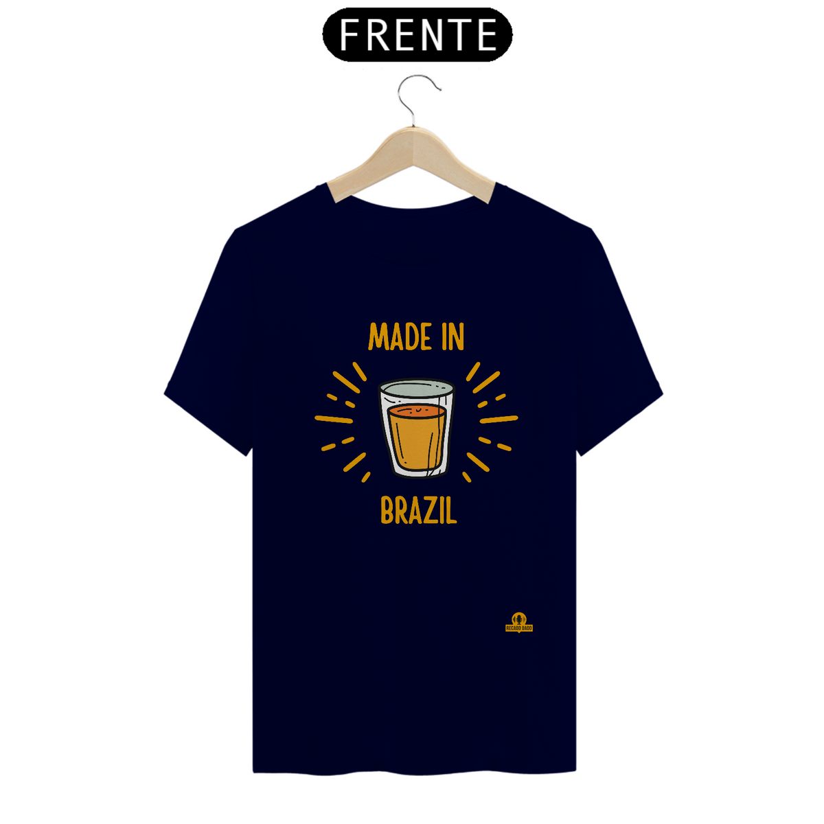 Nome do produto: A combinação perfeita: camiseta \'Made in Brazil\' com estampa de copo americano, um verdadeiro símbolo da cultura brasileira!