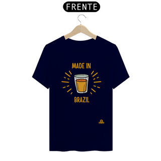 A combinação perfeita: camiseta 'Made in Brazil' com estampa de copo americano, um verdadeiro símbolo da cultura brasileira!