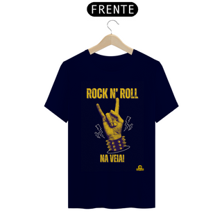 Nome do produtoCamiseta de rock com frase “Rock n’ Roll na veia!” e estampa de mão roqueira fazendo chifrinho.