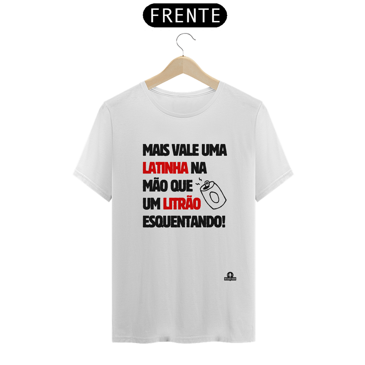 Nome do produto: Camiseta com frase de humor “Mais vale uma latinha na mão que um litrão esquentando”.