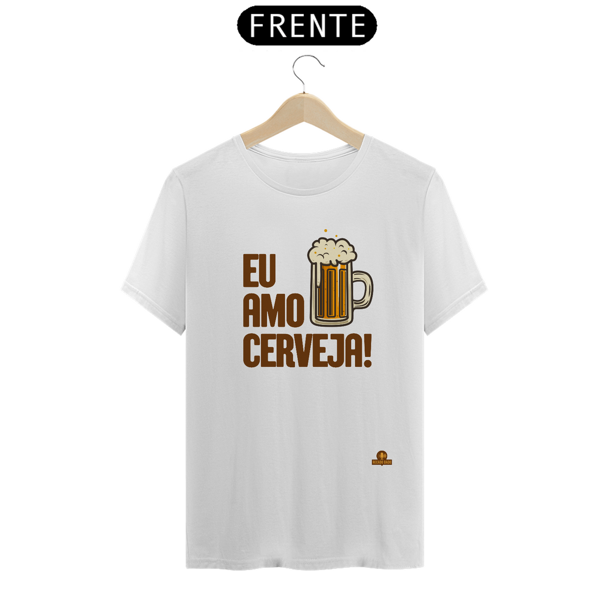 Nome do produto: Camiseta com a frase Eu Amo Cerveja e imagem de uma bela caneca de Chopp.