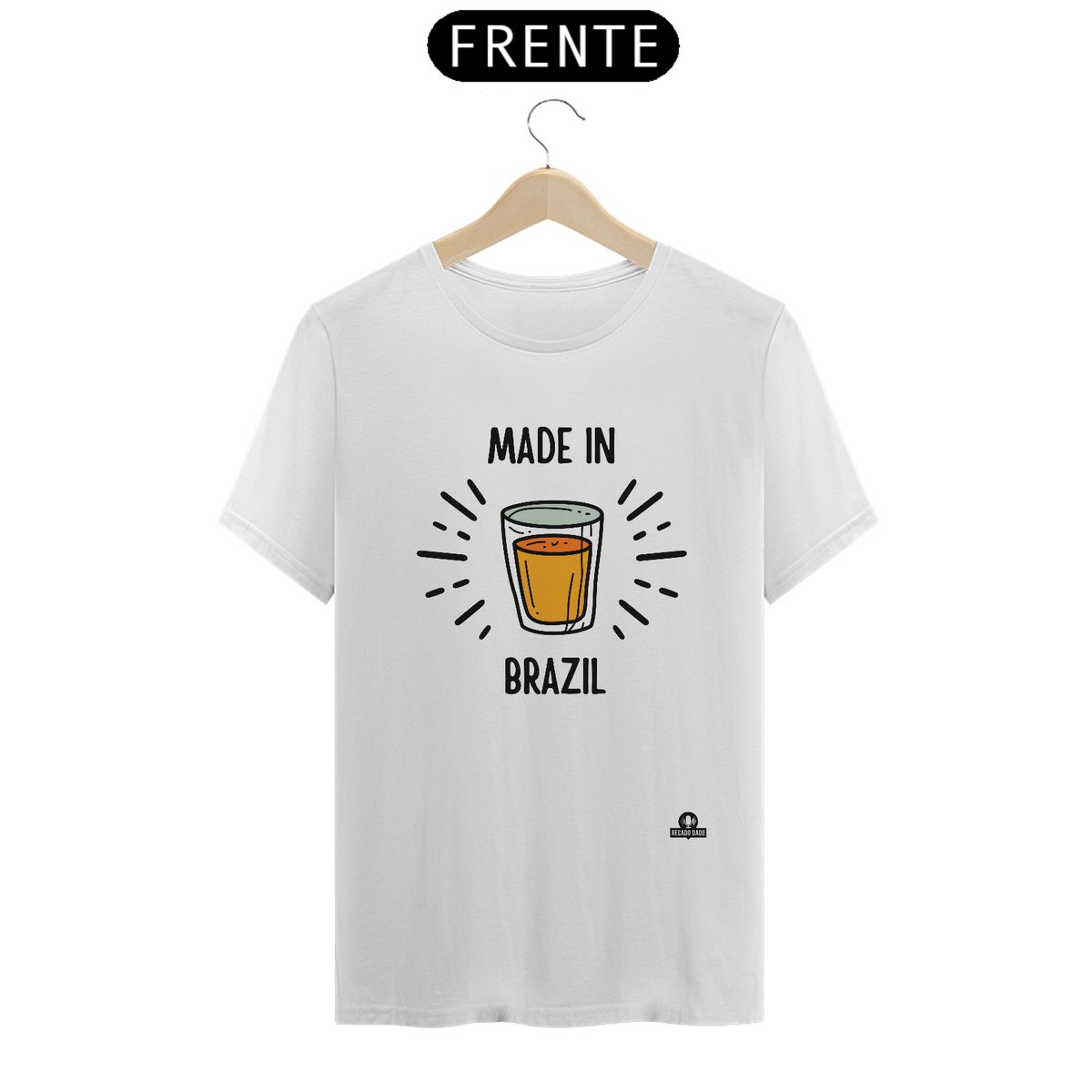 Nome do produto: A combinação perfeita: camiseta \'Made in Brazil\' com estampa de copo americano, um verdadeiro símbolo da cultura brasileira!