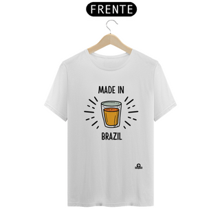 A combinação perfeita: camiseta 'Made in Brazil' com estampa de copo americano, um verdadeiro símbolo da cultura brasileira!