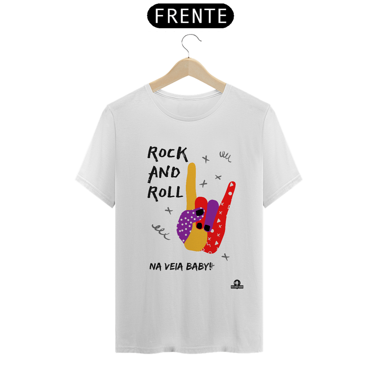 Nome do produto: Camiseta Feliz dia Mundial do Rock Bebê, com estampa de mão punk fazendo chifrinho.