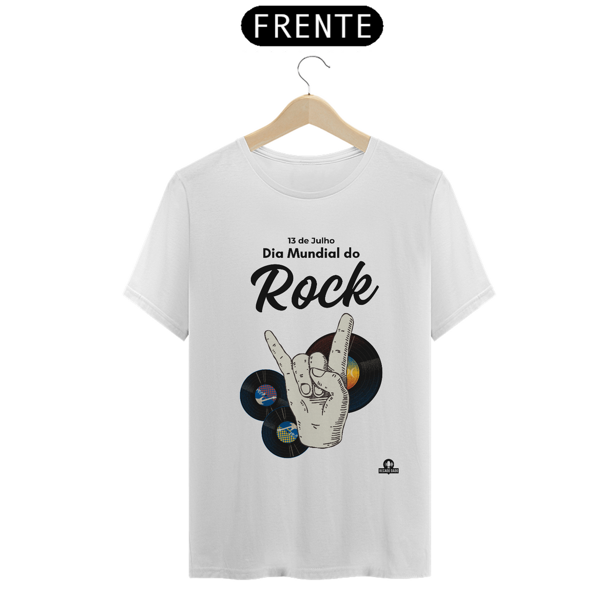 Nome do produto: Camiseta retrô com disco de vinil e mão fazendo chifre celebrando o dia mundial do rock.